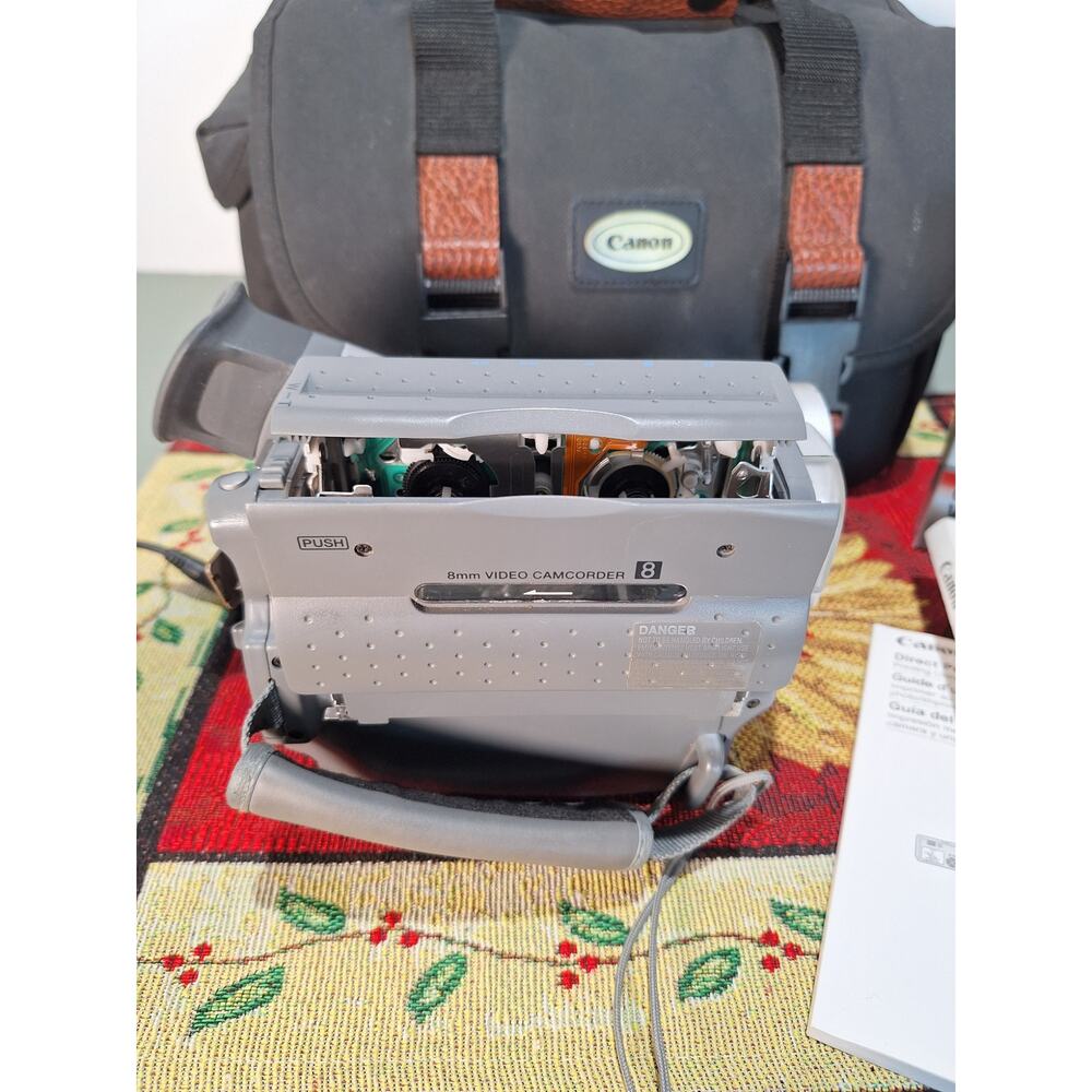 Canon ES55 8mm Camcorder Bundle Tested Remote Bag Tapes Manuals AV Cable - Picture 3 of 10